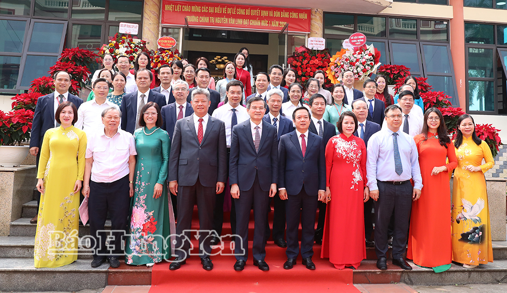 Cại biểu chụp ảnh lưu niệm với nhà trường.