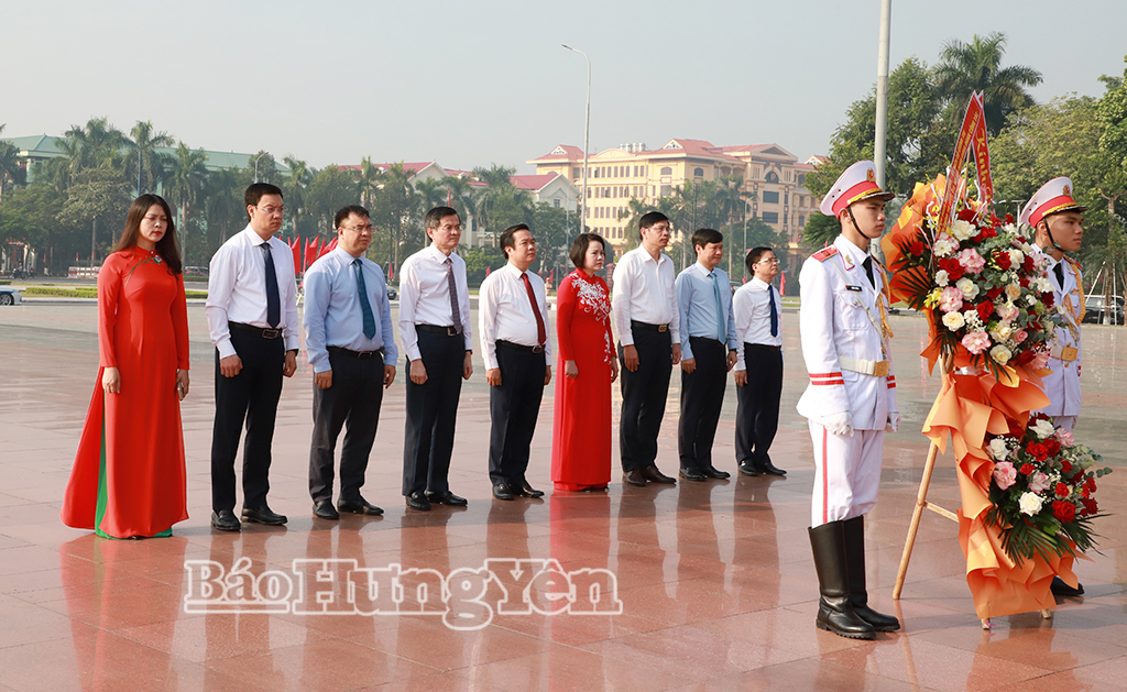 Các đại biểu dâng hoa tại Tượng đài Tổng Bí thư Nguyễn Văn Linh (phường phố Hiến).