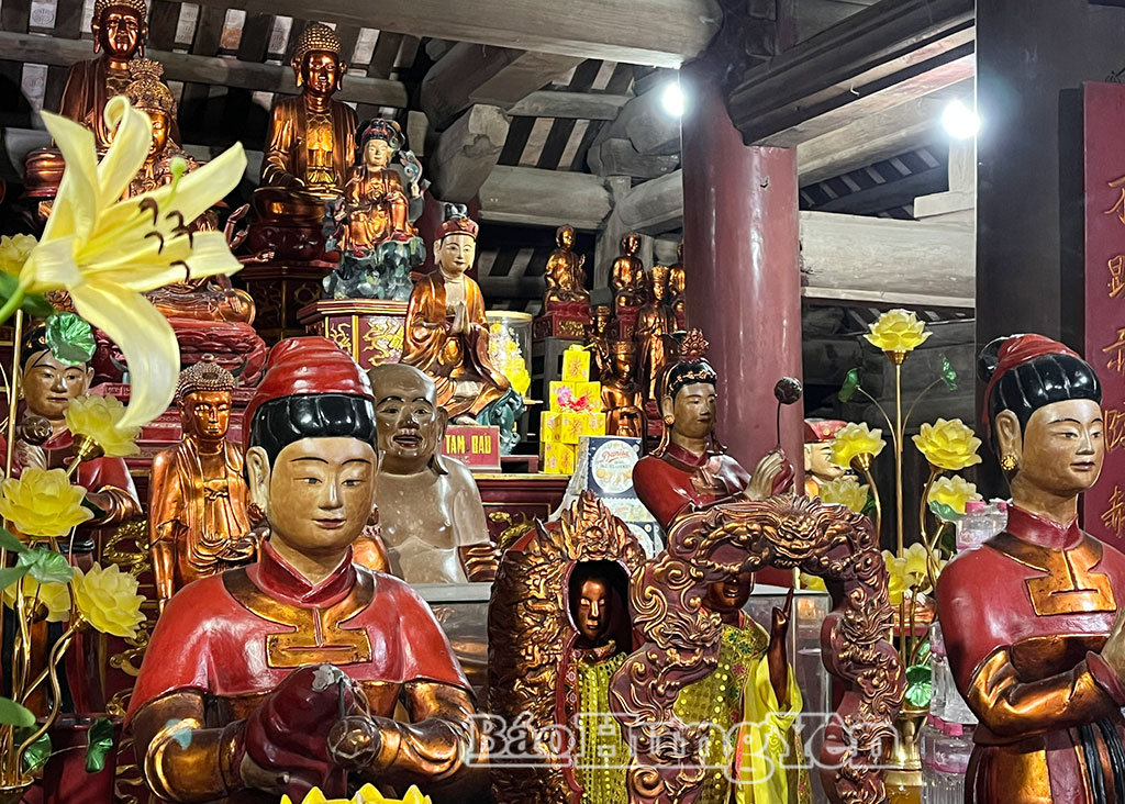 Tượng Thích Ca sơ sinh chùa Keo (pho tượng ở giữa, có ngón tay chỉ lên) đặt trong khám thờ.