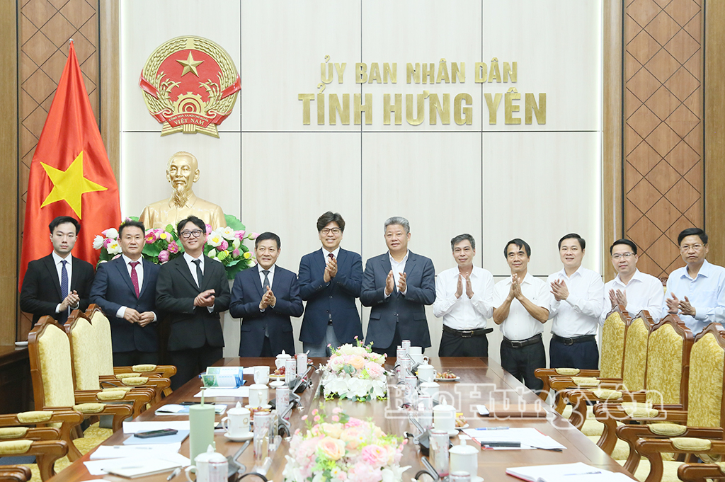 Các đại biểu chụp ảnh lưu niệm.