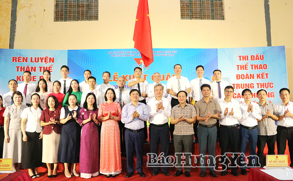 Đồng chí Phạm Văn Nghiêm, Phó Chủ tịch UBND tỉnh chụp ảnh lưu niệm cùng Đoàn thể thao tỉnh Hưng Yên tại lễ xuất quân tham dự Đại hội Thể thao toàn quốc lần thứ X năm 2026.