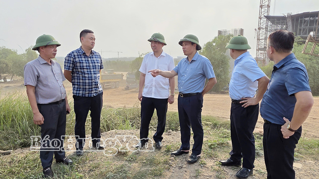Đồng chí Lại Văn Hoàn, Phó Chủ tịch UBND tỉnh chỉ đạo tháo gỡ khó khăn, vướng mắc tại dự án cầu Ngọc Hồi và đường dẫn hai đầu cầu.