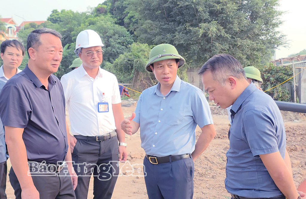 Đồng chí Lại Văn Hoàn, Phó Chủ tịch UBND tỉnh kiểm tra tiến độ xây dựng khu tái định cư phục vụ giải phóng mặt bằng dự án đường Vành đai 3,5 tại xã Nghĩa Trụ.