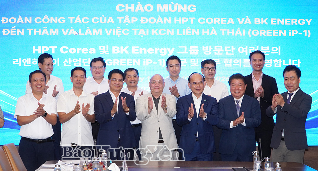 Các thành viên đoàn công tác của Tập đoàn HTP Corea và BK Energy (Hàn Quốc) chụp ảnh lưu niệm với các đồng chí lãnh đạo tỉnh và sở, ngành của tỉnh.