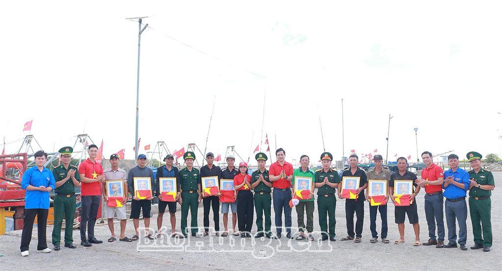 Hội Liên hiệp Thanh niên Việt Nam tỉnh và Ban Chỉ huy Bộ đội Biên phòng tỉnh trao cờ Tổ quốc, ảnh chân dungBác Hồ tặng ngư dân các xã ven biển.