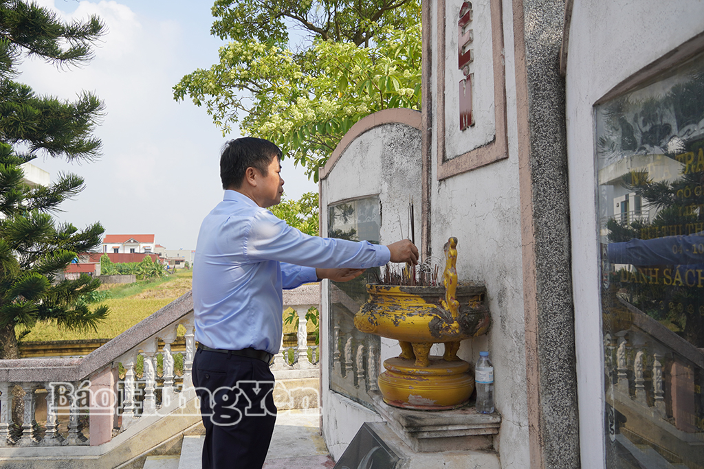 Đồng chí Phạm Văn Nghiêm, Phó Chủ tịch UBND tỉnh dâng hương tại di tích lịch sử quốc gia Khu tưởng niệm 21/10 (xã Tây Thụy Anh).