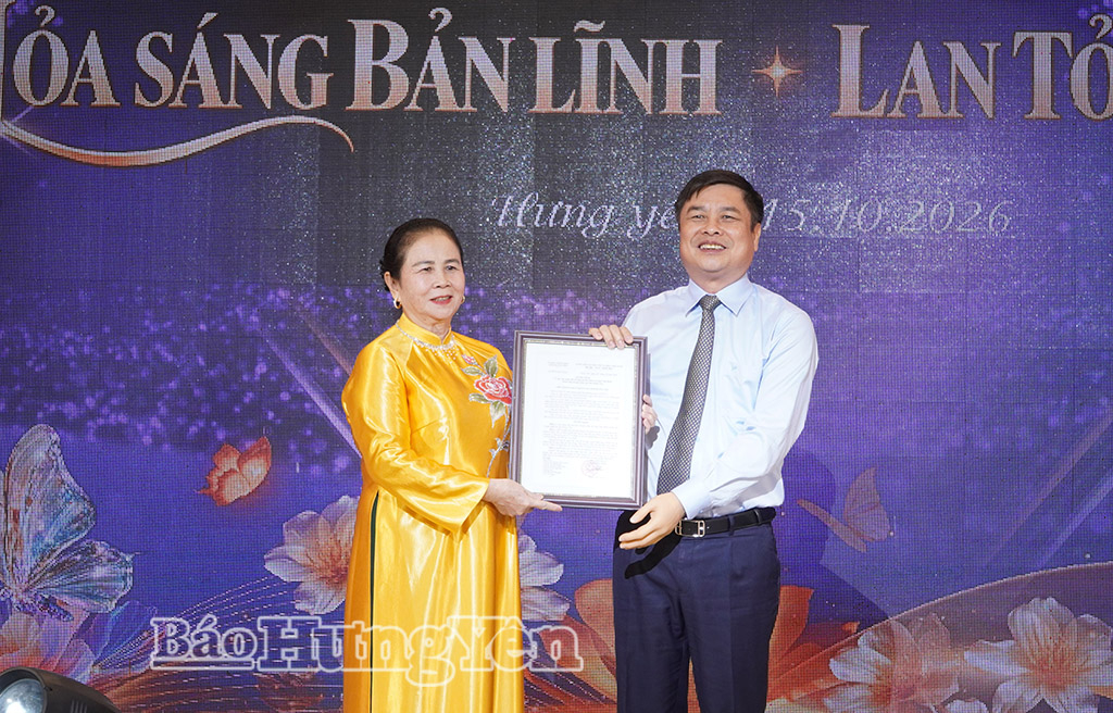 Đồng chí Phó Chủ tịch UBND tỉnh Phạm Văn Nghiêm trao Quyết định của UBND tỉnh về việc cho phép đổi tên Hội Doanh nhân nữ tỉnh Thái Bình thành Hội Doanh nhân nữ tỉnh Hưng Yên.