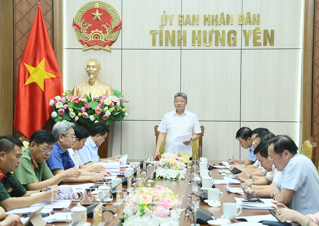 Đồng chí Nguyễn Mạnh Quyền, Phó Bí thư Tỉnh ủy, Chủ tịch UBND tỉnh phát biểu tại cuộc họp.