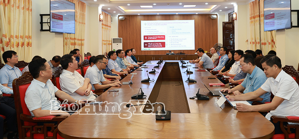 Các đại biểu dự hội nghị tại điểm cầu trụ sở Tỉnh ủy Hưng Yên.