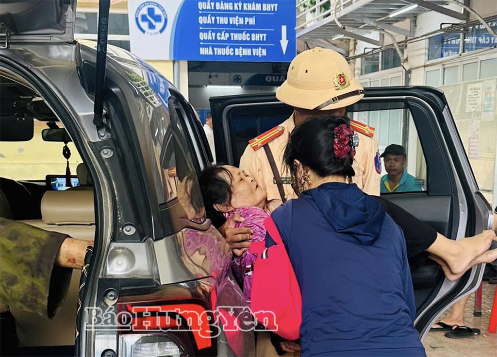 Cảnh sát giao thông mở đường đưa 2 người bị tai nạn đi cấp cứu