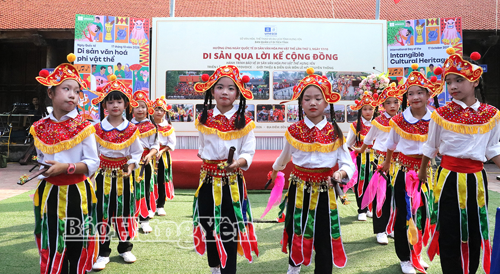 Tiết mục trình diễn múa sênh tiền.