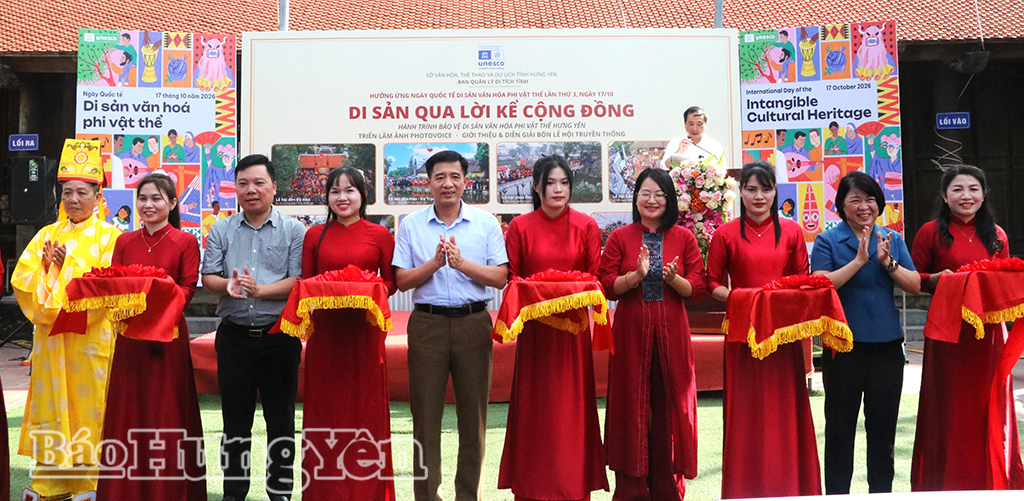 Đại biểu cắt băng khai mạc trưng bày triển lãm ảnh.