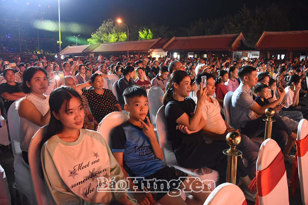 Đông đảo Nhân dân địa phương tới theo dõi chương trình tổng duyệt.