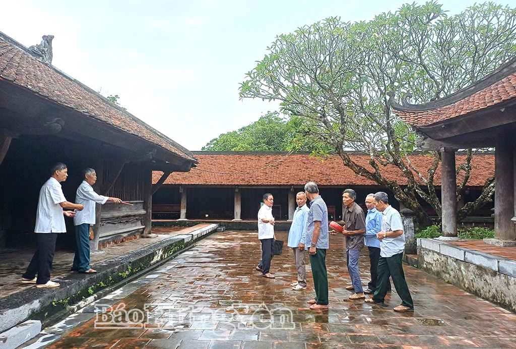 Các bậc cao niên tập luyện nghi lễ rước Đức Thánh - một trong những nội dung quan trọng của lễ hội chùa Keo mùa thu.
