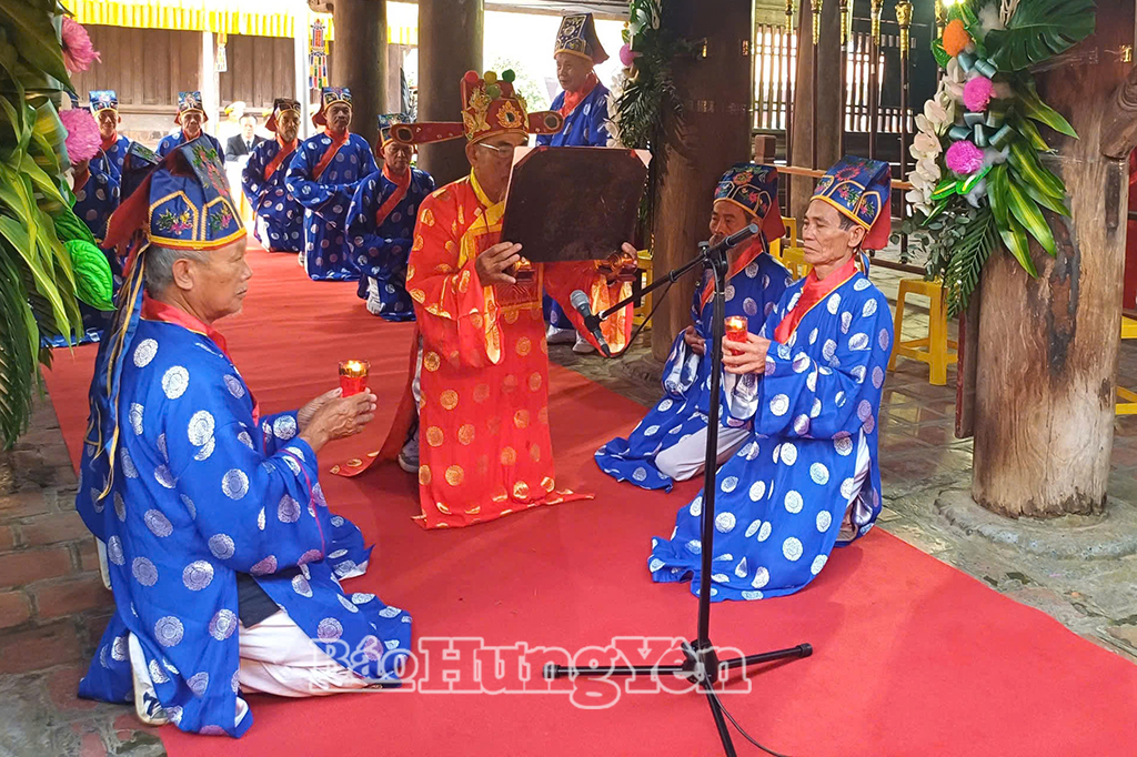 Lễ khai chỉ là nghi thức mở cửa đền Thánh truyền thống, đánh dấu ngày bắt đầuchính thức của lễ hội chùa Keo.