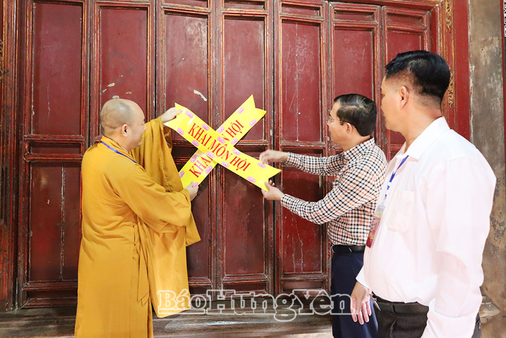 Nghi thức mở cửa Đền Thánh tại chùa Keo.