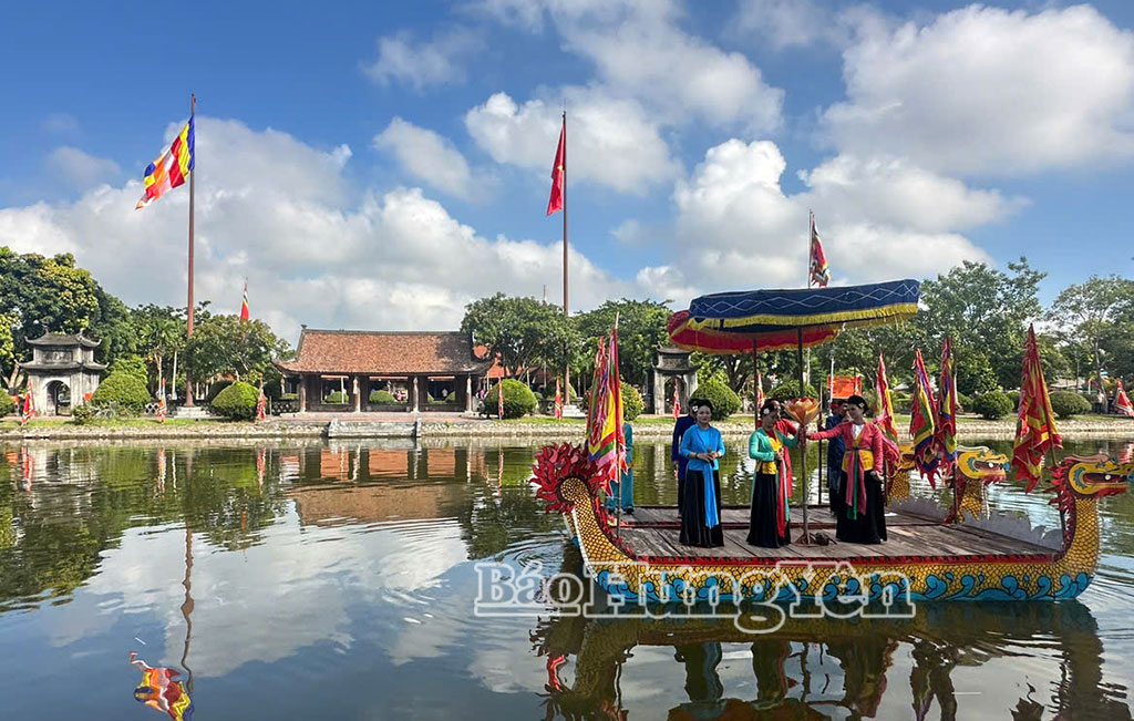 Du thuyền hát hội tại lễ hội chùa Keo mùa Thu.