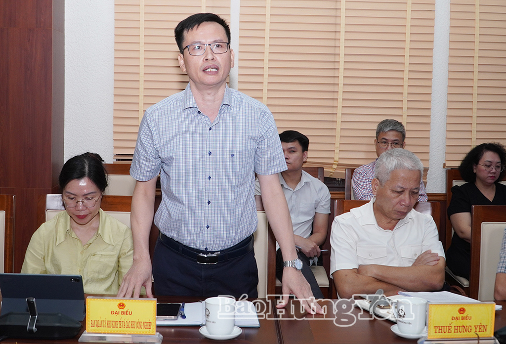 Lãnh đạo Ban Quản lý Khu kinh tế và các khu công nghiệp tỉnh phát biểu tại cuộc họp.