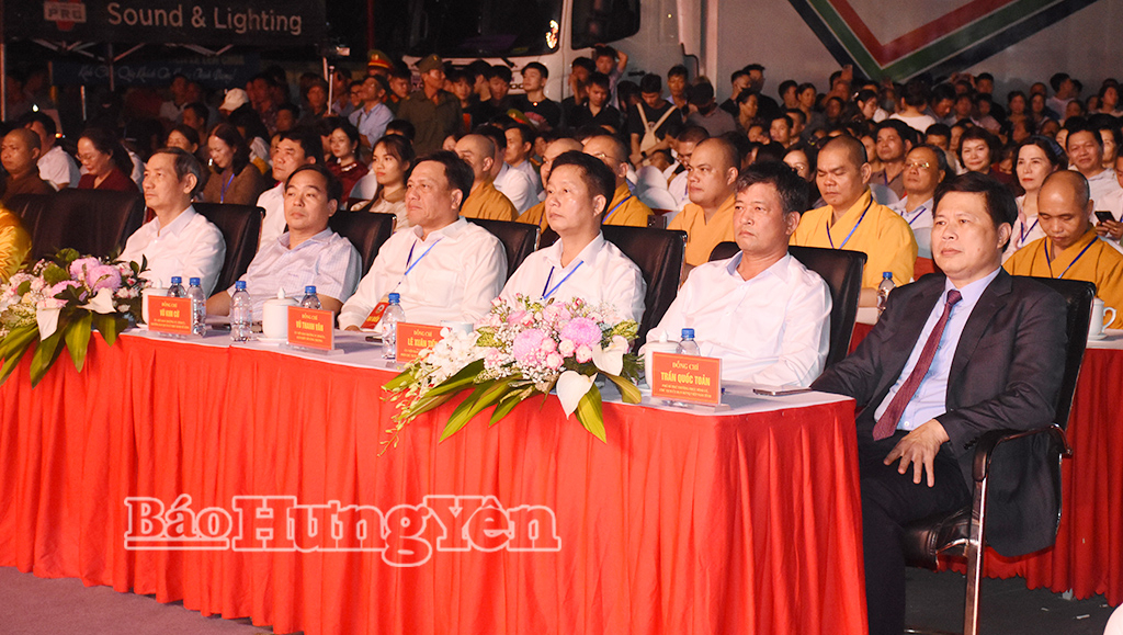 Đồng chí Trần Quốc Toản, Phó Bí thư Thường trực Tỉnh ủy, Chủ tịch Ủy ban MTTQ Việt Nam tỉnh và các đại biểu dự khai mạc lễ hội chùa Keo mùa Thu năm 2026.