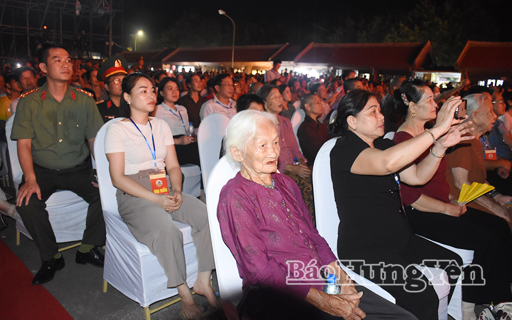 Đông đảo Nhân dân và du khách tới dự khai mạc lễ hội chùa Keo mùa Thu năm 2026.