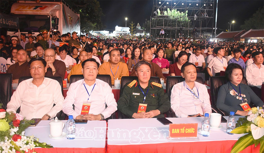 Các đồng chí lãnh đạo tỉnh và các đại biểu dự khai mạc lễ hội chùa Keo mùa Thu năm 2026.