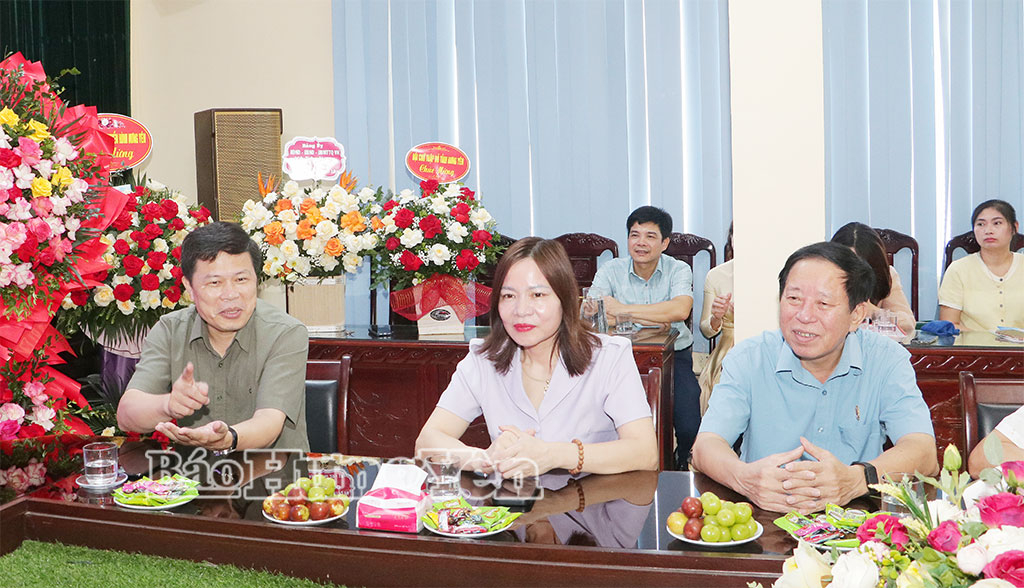Đồng chí Trần Quốc Toản, Phó Bí thư Thường trực Tỉnh ủy, Chủ tịch Ủy ban MTTQ Việt Nam tỉnh phát biểu chúc mừng cán bộ, hội viên phụ nữ tại Hội Liên hiệp Phụ nữ tỉnh. 