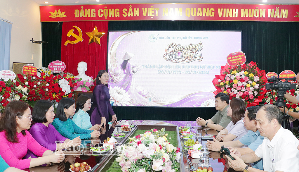 Lãnh đạo Hội Liên hiệp Phụ nữ tỉnh phát biểu cảm ơn và tiếp thu ý kiến của đồng chí Trần Quốc Toản, Phó Bí thư Thường trực Tỉnh ủy, Chủ tịch Ủy ban MTTQ Việt Nam tỉnh.