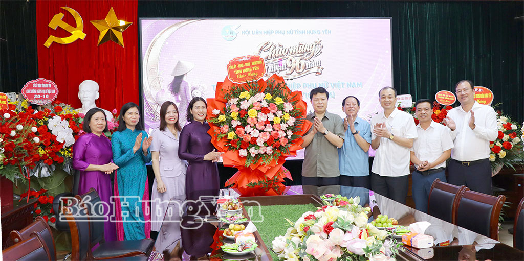 Đồng chí Trần Quốc Toản, Phó Bí thư Thường trực Tỉnh ủy, Chủ tịch Ủy ban MTTQ Việt Nam tỉnh và các đại biểu tặng hoa, chúc mừng cán bộ, hội viên phụ nữ tại Hội Liên hiệp Phụ nữ tỉnh.