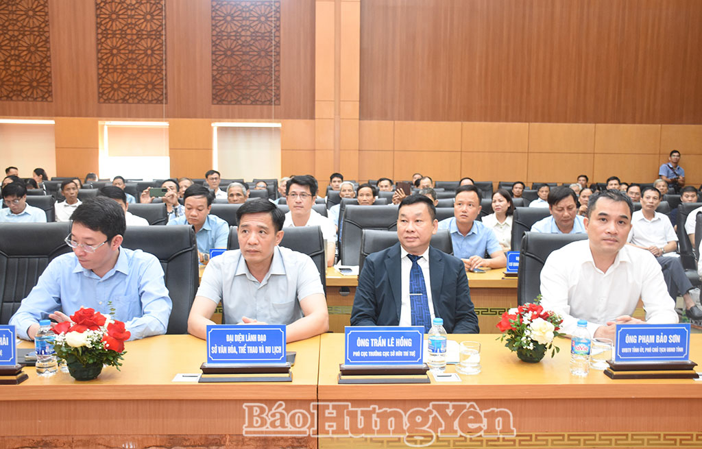 Đồng chí Phạm Bảo Sơn, Ủy viên Ban Thường vụ Tỉnh ủy, Phó Chủ tịch UBND tỉnh cùng các đại biểu dự hội nghị.