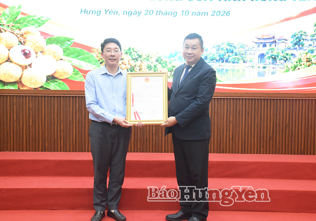 Lãnh đạo Cục Sở hữu trí tuệ (Bộ Khoa học và Công nghệ) trao Giấy chứng nhận bảo hộ chỉ dẫn địa lý nhãn lồng Hưng Yên cho Sở Khoa học và Công nghệ.