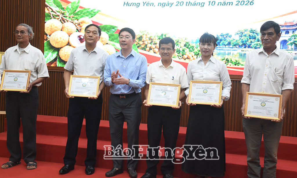Lãnh đạo Sở Khoa học và Công nghệ trao Quyết định về việc ghi nhận tổ chức, cá nhân sử dụng chỉ dẫn địa lý 