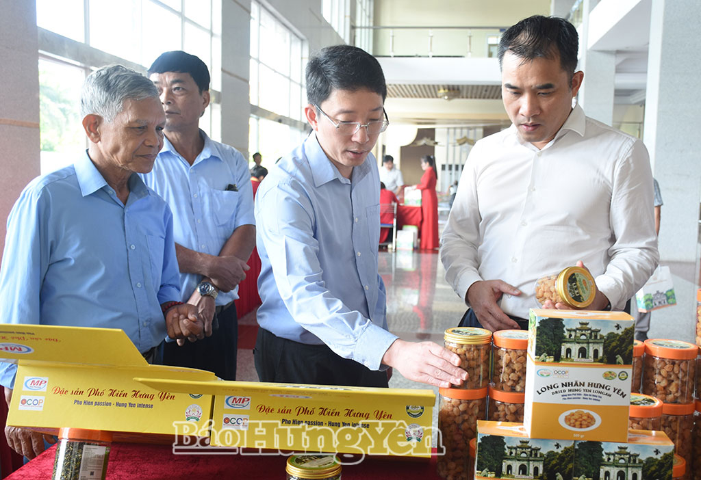 Đồng chí Phạm Bảo Sơn, Ủy viên Ban Thường vụ Tỉnh ủy, Phó Chủ tịch UBND tỉnh thăm gian hàng trưng bày các sản phẩm được chế biến từ nhãn.
