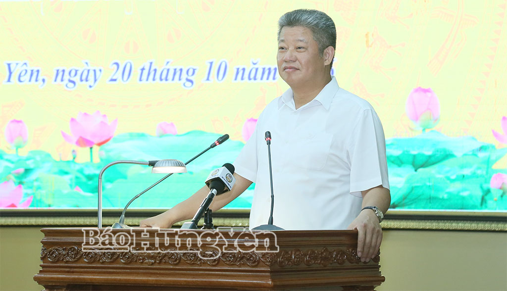 Đồng chí Nguyễn Mạnh Quyền, Phó Bí thư Tỉnh ủy, Chủ tịch UBND tỉnh chúc mừng nữ cán bộ, công chức, viên chức, người lao động thuộc Văn phòng UBND tỉnh.