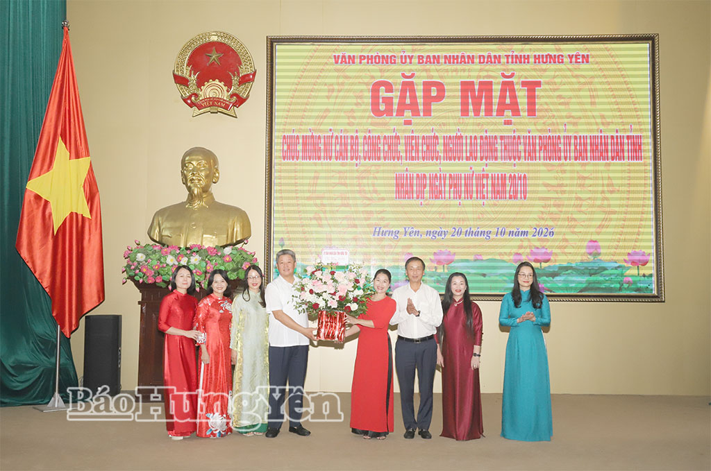 Đồng chí Nguyễn Mạnh Quyền, Phó Bí thư Tỉnh ủy, Chủ tịch UBND tỉnh chúc mừng nữ cán bộ, công chức, viên chức, người lao động thuộc Văn phòng UBND tỉnh