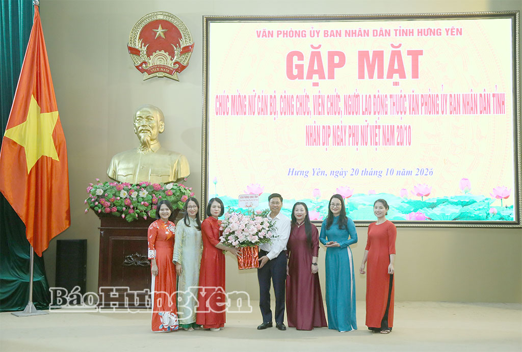 Lãnh đạo Văn phòng UBND tỉnh tặng hoa chúc mừng nữ cán bộ, công chức, viên chức, người lao động thuộc Văn phòng UBND tỉnh.