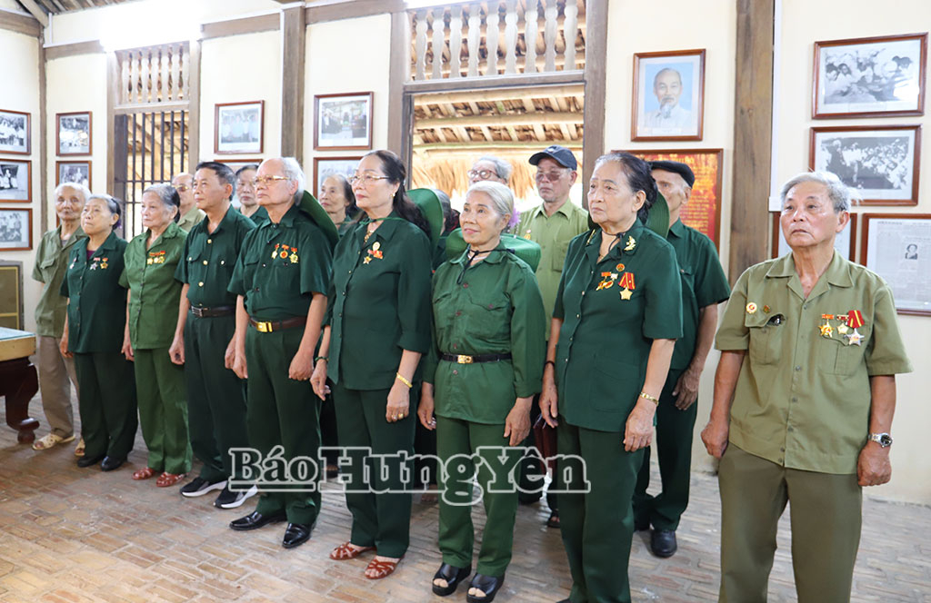 Các đại biểu dâng hương tưởng niệm Chủ tịch Hồ Chí Minh tại Nhà lưu niệm Bác Hồ (phường Phố Hiến).