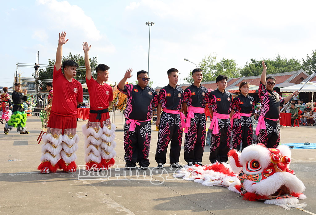 Sau mỗi phần thi, các đội hồi hộp chờ kết quả từ Ban Giám khảo.