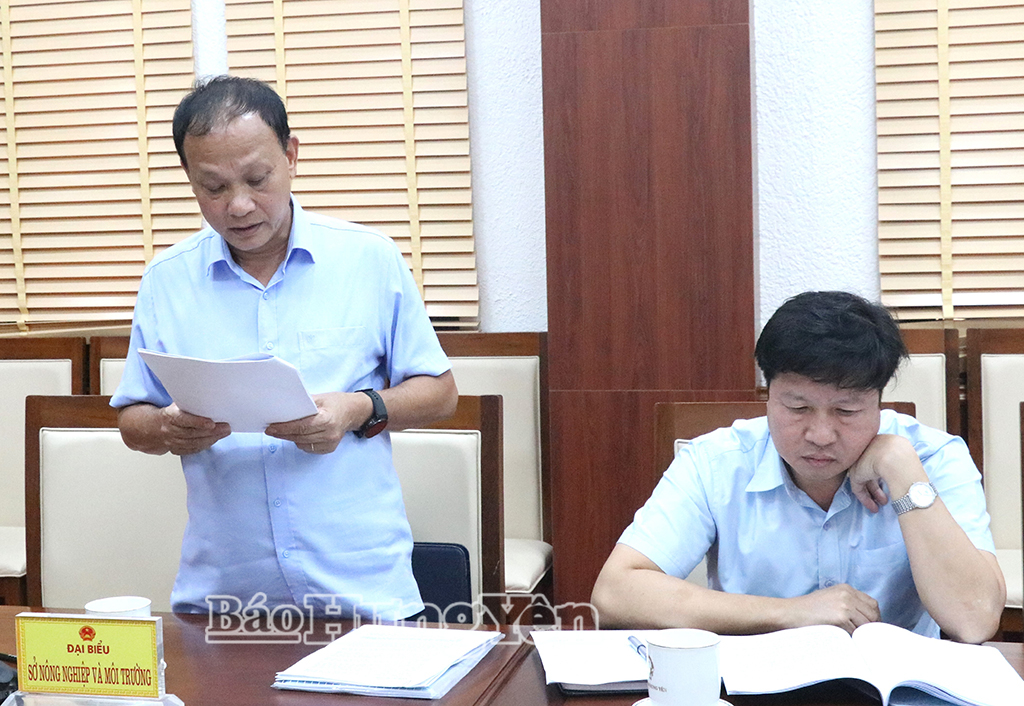 Đại diện lãnh đạo Sở Nông nghiệp và Môi trường báo cáo dự thảo Đề án phát triển nuôi trồng thủy đặc sản tỉnh Hưng Yên giai đoạn 2026 – 2030.