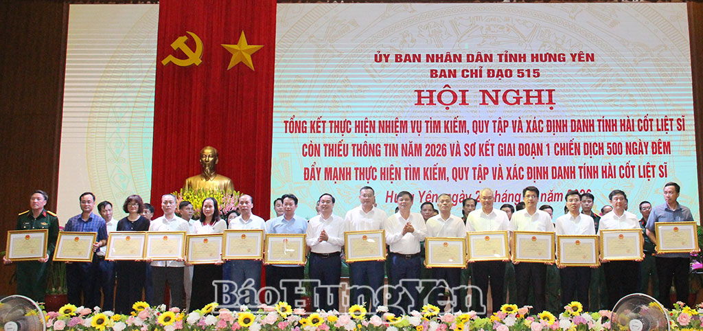 Các đồng chí: Phạm Văn Nghiêm, Phó Chủ tịch UBND tỉnh, Trưởng ban Chỉ đạo 515 tỉnh và Vũ Ngọc Trì, Phó Chủ tịch HĐND tỉnh trao Bằng khen của Chủ tịch UBND tỉnh tặng các tập thể đã có thành tích xuất sắc, tiêu biểu trong tổ chức triển khai, thực hiện Chiến dịch 500 ngày đêm trên địa bàn tỉnh Hưng Yên.