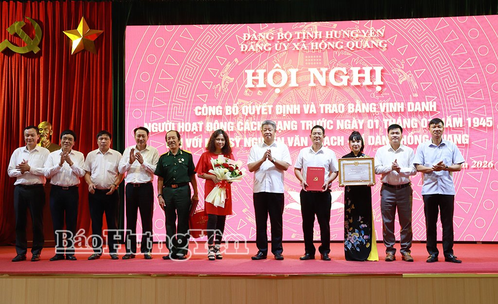 Đồng chí Nguyễn Mạnh Quyền, Phó Bí thư Tỉnh ủy, Chủ tịch UBND tỉnh cùng các đại biểu, thân nhân liệt sĩ Nguyễn Văn Trạch tại hội nghị.