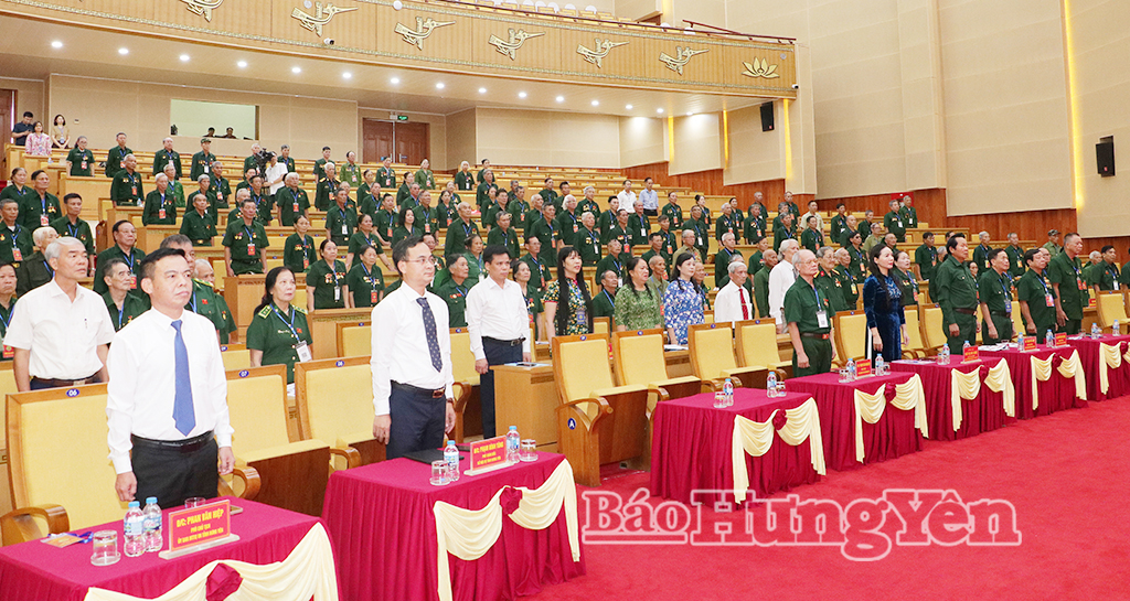 Các đại biểu thực hiện nghi thức chào cờ.