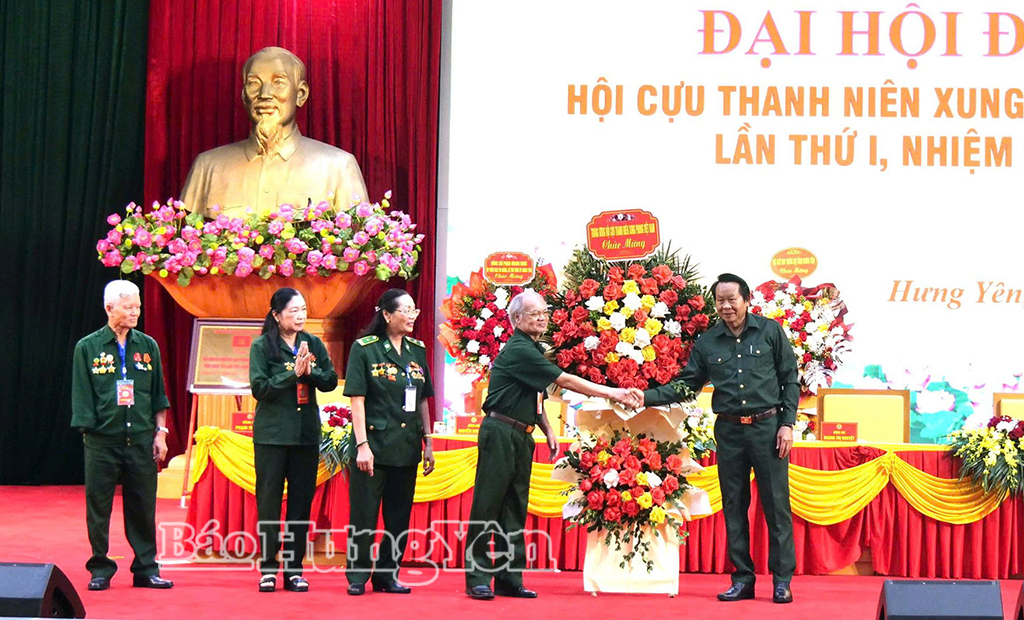 Đồng chí Thân Đức Nam, Anh hùng Lao động, Chủ tịch Hội Cựu TNXP Việt Nam tặng hoa chúc mừng Đại hội.