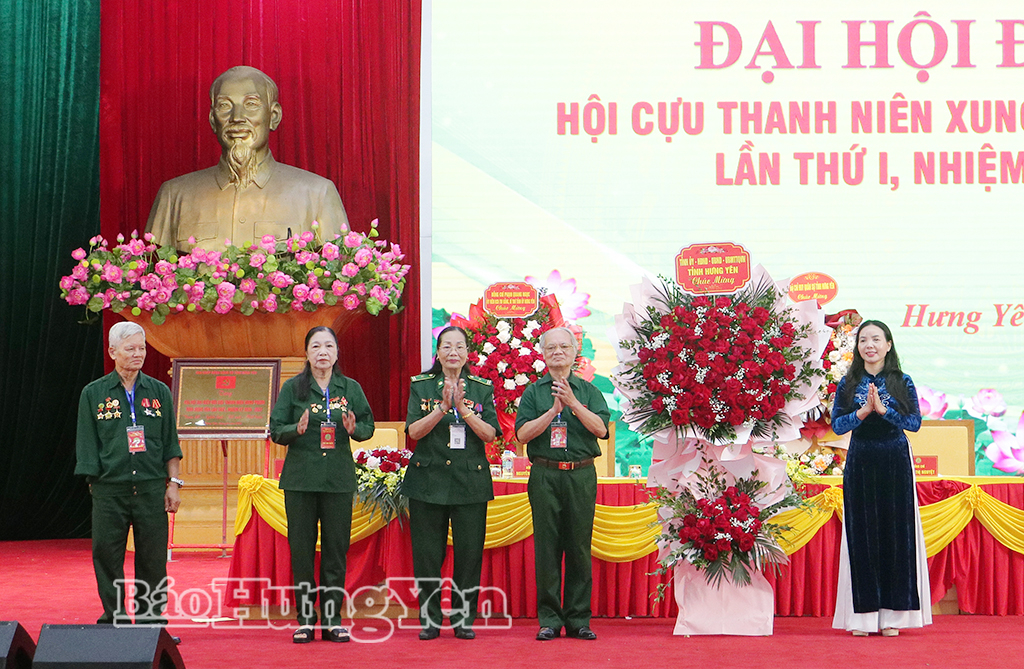Đồng chí Ngô Thị Kim Hoàn, Ủy viên Ban Thường vụ Tỉnh ủy, Phó Chủ tịch Thường trực Ủy ban MTTQ Việt Nam tỉnh tặng hoa chúc mừng Đại hội.
