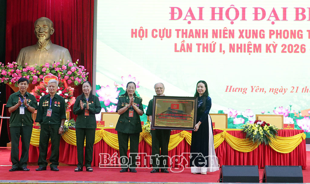 Đồng chí Ngô Thị Kim Hoàn, Ủy viên Ban Thường vụ Tỉnh ủy, Phó Chủ tịch Thường trực Ủy ban MTTQ Việt Nam tỉnh trao tặng Hội Cựu TNXP tỉnh Bảng vàng do Ban Chấp hành Đảng bộ tỉnh Hưng Yên tặng Đại hội.
