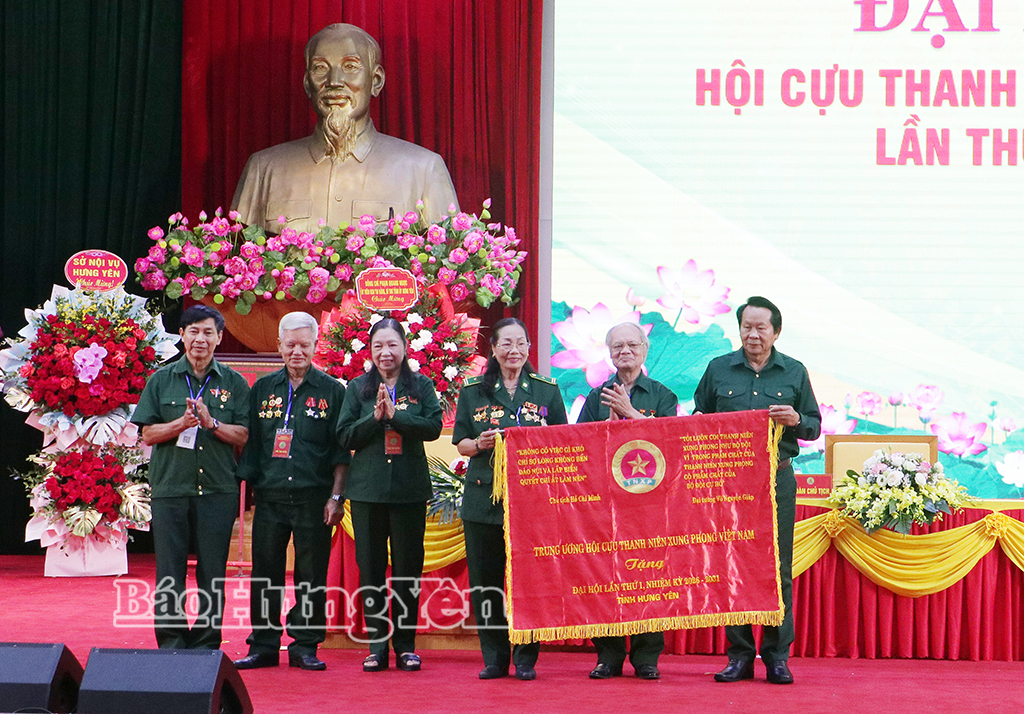 Đồng chí Thân Đức Nam, Anh hùng Lao động, Chủ tịch Hội Cựu TNXP Việt Nam trao tặng Hội Cựu TNXP tỉnh Hưng Yên cờ ghi 4 câu thơ của Bác Hồ tặng TNXP và câu nói của Đại tướng Võ Nguyên Giáp.