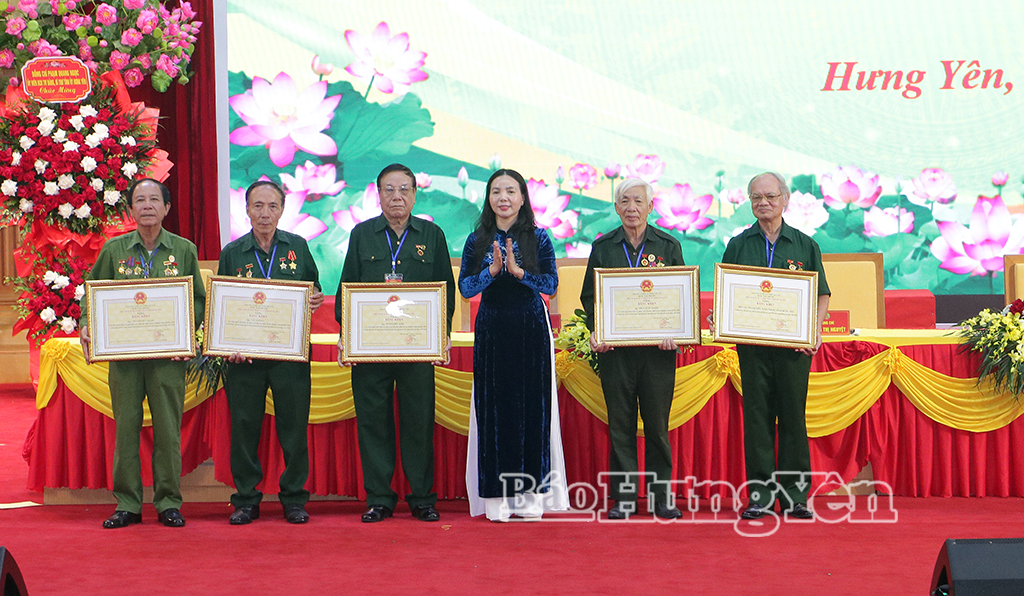 Đồng chí Ngô Thị Kim Hoàn, Ủy viên Ban Thường vụ Tỉnh ủy, Phó Chủ tịch Thường trực Ủy ban MTTQ Việt Nam tỉnh trao Bằng khen của Chủ tịch UBND tỉnh tặng các tập thể, cá nhân có thành tích tiêu biểu trong công tác hội và phong trào cựu TNXP nhiệm kỳ 2021 - 2026.