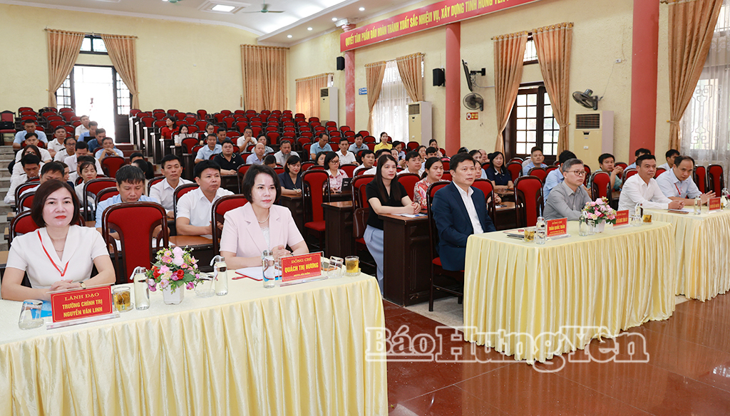Đồng chí Trần Quốc Toản, Phó Bí thư Thường trực Tỉnh ủy, Chủ tịch Ủy ban MTTQ Việt Nam tỉnh và các đại biểu dự lễ khai giảng.