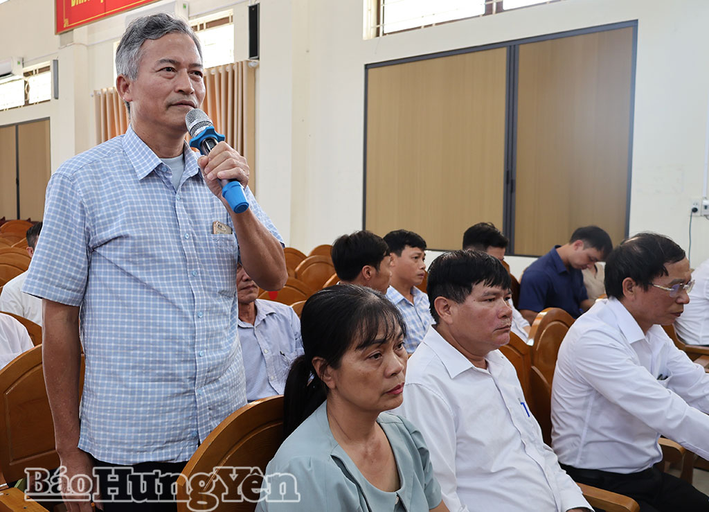 Cán bộ thôn Chí Minh phát biểu ý kiến tại buổi đối thoại.