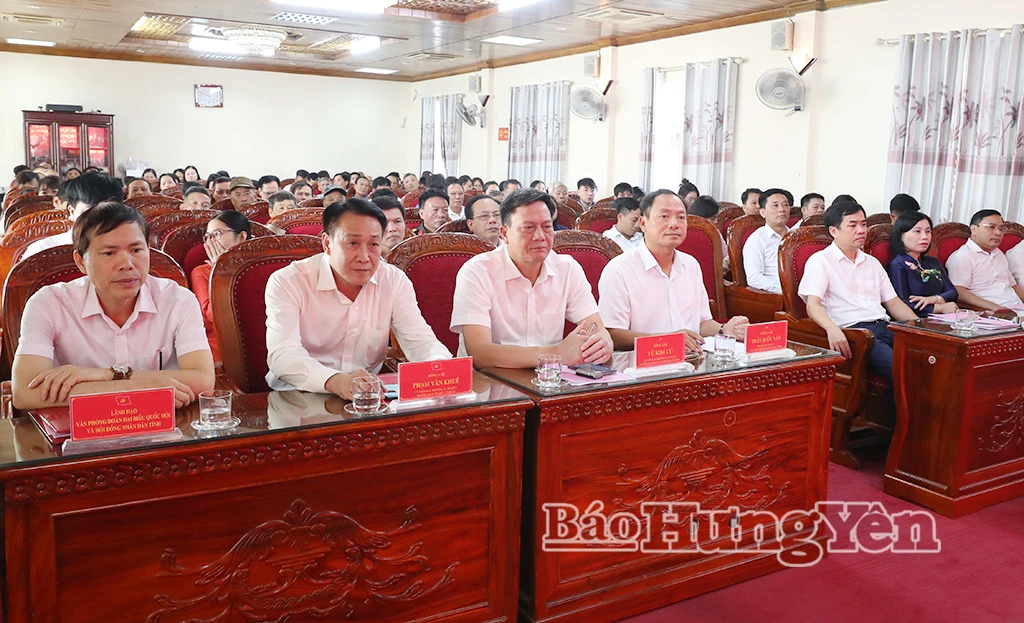 Đồng chí Trần Quốc Văn, Phó Bí thư Tỉnh ủy, Chủ tịch HĐND tỉnh cùng các đại biểu dự hội nghị.