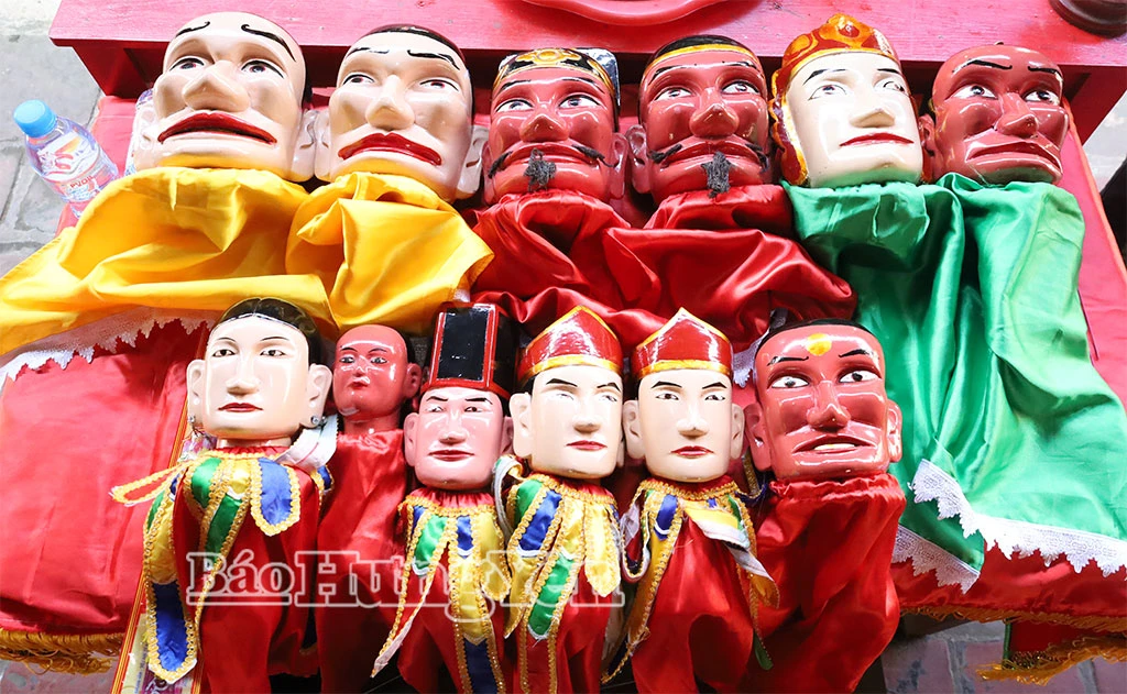 12 thánh tượng dùng để biểu diễn múa rối cạn chầu Thánh tại lễ hội chùa Keo mùa Thu.
